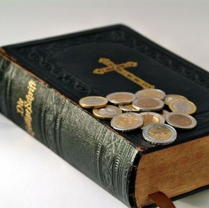 Bibel und Geld: Glaube kurbelt Wirtschaft an (Foto: pixelio.de/Wilfried Giesers)