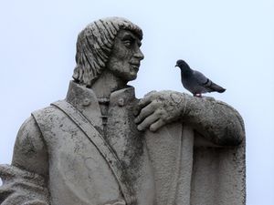 Taube auf Statue: Tiere können Sprache (Foto: pixelio.de, Wolfgang Resmer)