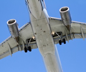 Flugzeugbauch: Airbus will profitabler werden (Foto: pixelio.de, RoKnoFoto)