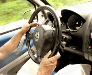 Hände am Steuer: Fahrer oft abgelenkt (Foto: www.helenesouza.com/pixelio.de)