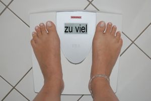 Waage: Zu viel Gewicht schadet Bewerberinnen (Foto: pixelio.de/by-sassi)