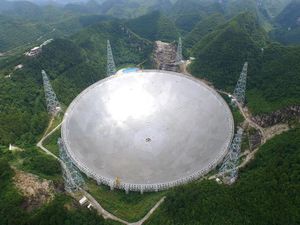 Radioteleskop: Der Durchmesser beträgt 500 Meter (Foto: fast.bao.ac.cn/en)