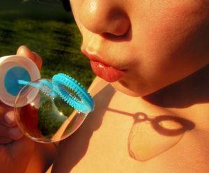 Seifenblasen: Glückliche Kindheit wirkt nach (Foto: pixelio.de, jutta rotter)