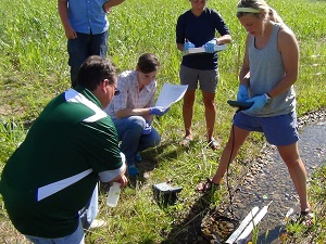 Detektor-Test: Studenten untersuchen Bach (Foto: Arial Shogren)