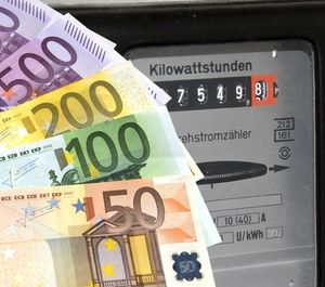 Geld am Stromzähler: Kunden sind preisbewusst (Foto: pixelio.de/Thorben Wengert)
