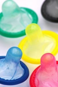 Kondome: bisher einziger wirksamer Schutz gegen HIV (Foto: pixelio.de, Tomizak)