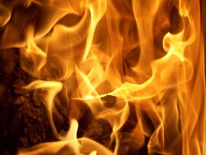 Holzverbrennung: in der kalten Jahreszeit schädlich (Foto: pixelio.de/110stefan)