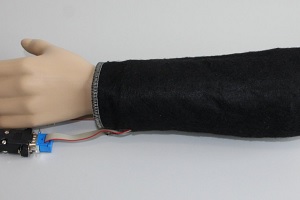Arm mit Sensoren: Testsystem für Berührungserkennung (Foto: utwente.nl)