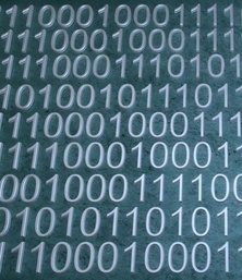 Binärcode: Sicherheitslücke bei Windows (Foto: pixelio.de, Markus Vogelbacher)