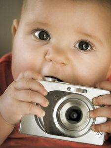 Baby mit Kamera: Deutsche lieben Bilder (Foto: pixelio.de, www.Blickreflex.de)