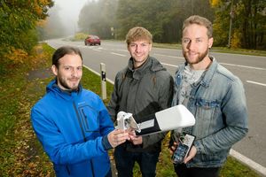 Angehende Ingenieure mit ihrem Projekt 