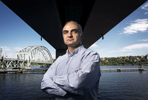 Raid Karoumi: unter einer von Stockholms Brücken (Foto: Hakan Lindgren) Raid Karoumi: unter einer von Stockholms Brücken (Foto: Hakan Lindgren)