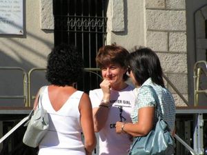 Gespräch: Frauen nutzen Kraftausdrücke sehr oft (Fotos: Kunstzirkus/pixelio.de)