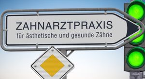 Zahnarzt Dr. Hutsch rät zur regelmäßigen Zahnreinigung (© kamasigns - Fotolia)