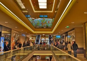 Konsumtempel: Shopping ohne Handy ist Ausnahme (Foto: pixelio.de, T. Caspari)