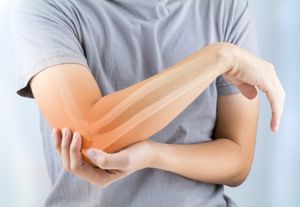 Orthopäde Dr. Kusnierczak behandelt mit Hyaluronsäure (© horillaz - Fotolia)