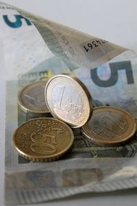 8,50 Euro: Mindestlohn-Ausnahmen kaum genutzt (Foto: pixelio.de, Uwe Schlick)