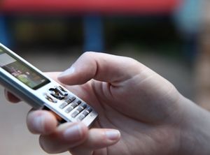 Handy-Game: Inderinnen spielen am häufigsten (Foto: Christoph Droste/pixelio.de)