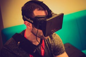 User mit VR-Brille: Kabel stört das VR-Erlebnis (Foto: flickr.com/Nan Palermo)