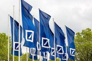 Fahnen der Deutschen Bank: Konzern will Millionen zurück (Foto: db.com)