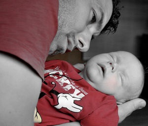 Vater mit Baby: Umgang mit Kindern wichtig (Foto: pixelio.de, Sabrina Gonstalla) Vater mit Baby: Umgang mit Kindern wichtig (Foto: pixelio.de, Sabrina Gonstalla)
