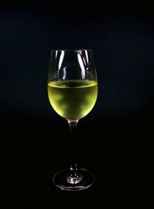 Glas Weißwein: Melanomrisiko steigt deutlich (Foto: pixelio.de, w.r.wagner)