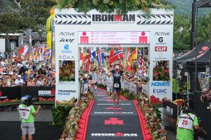 Müller beim Überqueren der Ziellinie in Hawaii (Foto: FinisherPix.com)