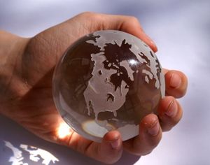 Weltkugel: User informieren sich über Apps (Foto: S. Hofschlaeger/pixelio.de)