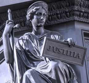 Justitia: Zeugen lassen sich beeinflussen (Foto: pixelio.de, Q.pictures)