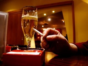 Bier und Tabak: Einige Countys leiden mehr darunter (Foto: pixelio.de/Klicker)