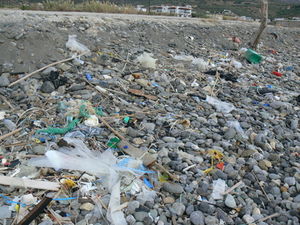 Angespülter Dreck: Mittelmeer hat Plastik-Problem (Foto: pixelio.de/Petra Bosse)