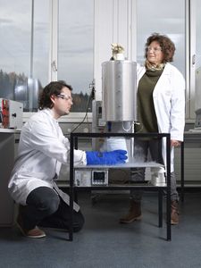 Marisa Medarde (rechts) friert Atomordnung von YBaCuFeO5 ein (Foto: psi.ch)