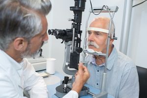 Mit dem Augenarzt wirksam gegen den Grauen Star (© auremar - Fotolia.com)