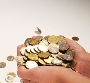 Hände mit Münzen: Das mag die Sparda Bank nicht (Foto: pixelio.de, Jorma Bork)