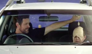 Klebriger Beifahrer: TV-Spot empört Zuseher (Foto: Muzz Buzz/Screenshot)