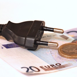 Stromkosten: Deutsche tragen hohe Steuerlast (Foto: pixelio.de, BirgitH)