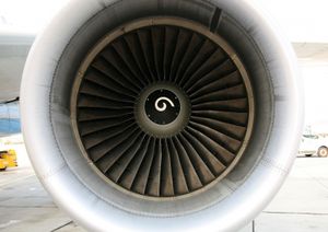Flugzeugturbine: mit neuer Legierung umweltfreundlicher (Foto: pixelio.de/Käfer)