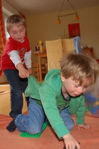 Spielende Kinder: Asthma verändert das Leben (Foto: pixelio.de, erysipel) Spielende Kinder: Asthma verändert das Leben (Foto: pixelio.de, erysipel)