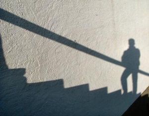 Schatten: Östrogen kann Frauen schützen (Foto: pixelio.de, Martin Schemm)