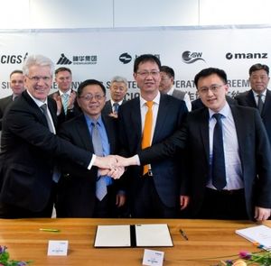 Vertragsunterzeichnung: Mega-Deal für Manz (Foto: manz.com)