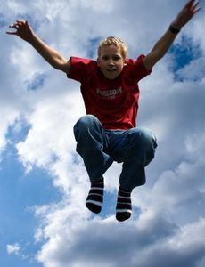 Sprung: Sport beugt Depressionen vor (Foto: pixelio.de, Andreas Zöllick)