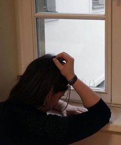 Depressive am Fenster: neue Ziele helfen (Foto: Jan-Peter Kasper, uni-jena.de)