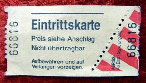 Kinokarte: ist auch zu kaufen, nicht zu streamen (Foto: M. Großmann, pixelio.de)