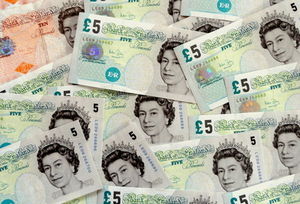 Britisches Pfund: Gewinne durch schwache Währung (Foto: pixelio.de/Jens Märker)