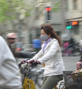 Auf dem Rad: ohne Mundschutz nicht ratsam (Foto: pixelio.de, Manuel Schuster) Auf dem Rad: ohne Mundschutz nicht ratsam (Foto: pixelio.de, Manuel Schuster)