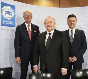 Jürgen Karpinski (Mitte) sieht Branche im Aufwind (Foto: kfzgewerbe.de)