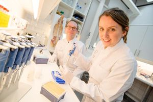 Forscher Judith Schmitz und Sebastian Ocklenburg (Foto: ruhr-uni-bochum.de)