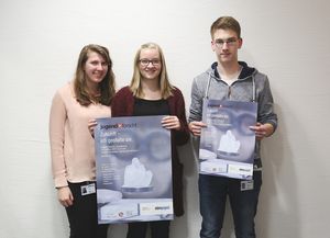 ebm-papst-Auszubildende mit dem Plakat zum Regionalwettbewerb (© ebm-papst)