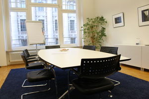 Konferenzraum: Manager verschwenden Zeit (Foto: Martin Morit, pixelio.de)