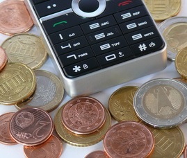 Geld fürs Handy: Kunden sollten Angebote prüfen (Foto: pixelio.de, REK)